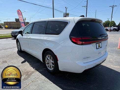 Used 2024 Chrysler Pacifica Touring-L FWD image 7