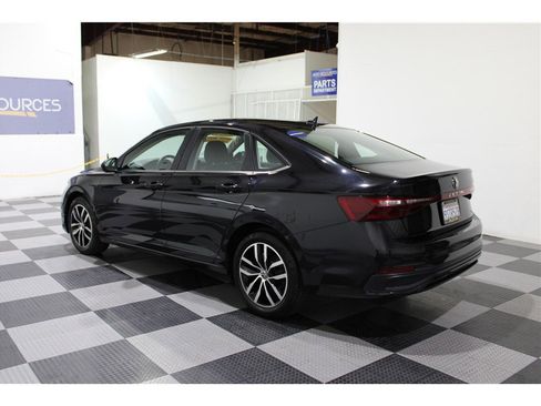 Used 2025 Volkswagen Jetta SE image 6