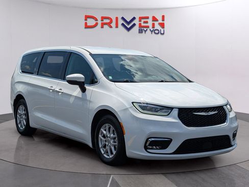 Used 2023 Chrysler Pacifica Touring-L w/ Uconnect Theater Family Group FWD image 7