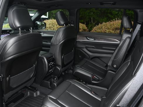 Used 2024 Jeep Grand Cherokee L Limited AWD/4WD image 17