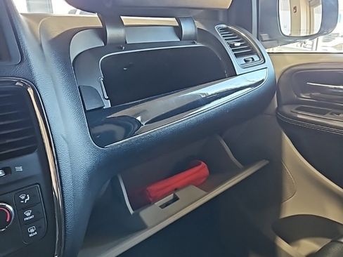 Used 2019 Dodge Grand Caravan SXT image 27