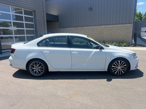 Used 2016 Volkswagen Jetta Sport FWD image 4