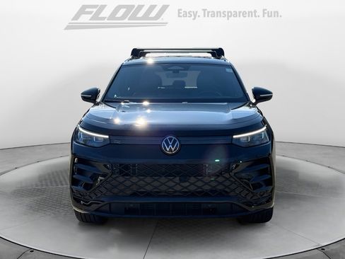 Certified 2025 Volkswagen Tiguan SE R-Line image 3