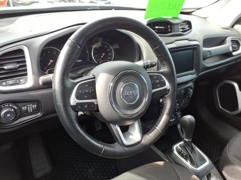Used 2018 Jeep Renegade Latitude w/ Cold Weather Group AWD/4WD image 9