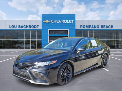 Used 2023 Toyota Camry XSE image 3