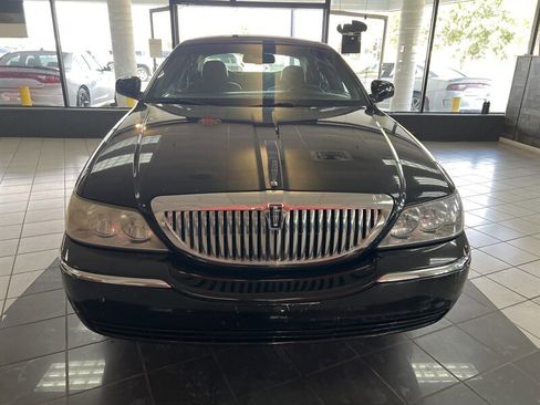 Used 2009 Lincoln Town Car Signature Limited image 3