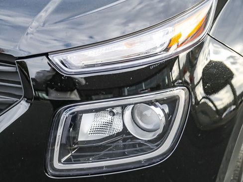 Used 2022 Hyundai Venue SE image 5