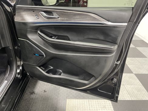 Used 2021 Jeep Grand Cherokee L Overland w/ Luxury Tech Group IV image 25