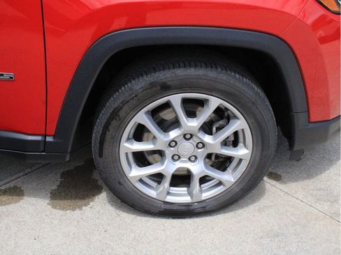 Used 2023 Jeep Compass Latitude w/ Sun and Sound Group AWD/4WD image 11