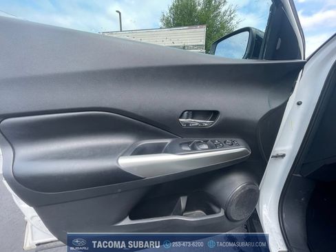 Used 2018 Nissan Kicks SR w/ Premium Package FWD image 11
