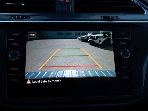 Used 2022 Volkswagen Tiguan SE w/ Panoramic Sunroof Package FWD image 23