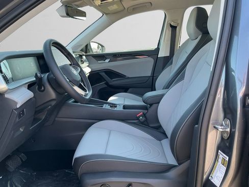 New 2025 Volkswagen Tiguan SE image 9