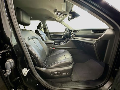 Used 2023 Jeep Grand Cherokee L Limited w/ Luxury Tech Group II image 34