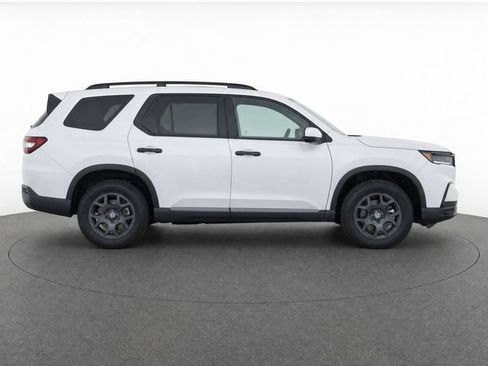 Used 2025 Honda Pilot TrailSport image 8