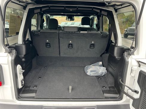 Used 2025 Jeep Wrangler Sahara w/ Safety Group image 18