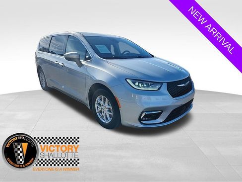 Certified 2023 Chrysler Pacifica Touring-L image 1