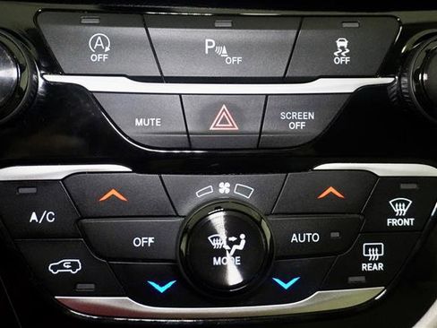 Used 2018 Chrysler Pacifica Touring-L image 23