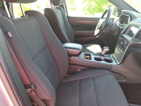 Used 2021 Jeep Grand Cherokee Laredo RWD image 10