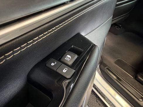 Used 2025 Jeep Wagoneer Series II w/ 8-Passenger Seating Package AWD/4WD image 13