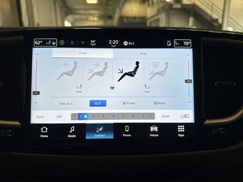 Used 2025 Chrysler Pacifica Select image 26