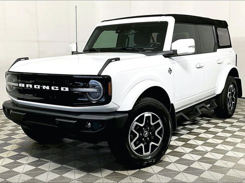 Used 2024 Ford Bronco Outer Banks image 2