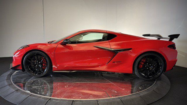 Used 2024 Chevrolet Corvette Z06 w/ Z07 Performance Package RWD image 23