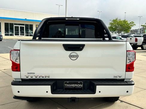 Used 2024 Nissan Titan SV w/ SV Convenience Package image 3