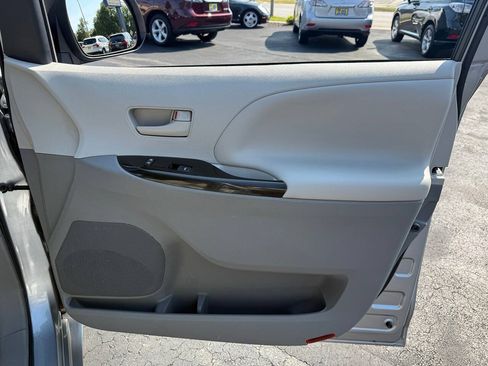 Used 2014 Toyota Sienna LE FWD image 73