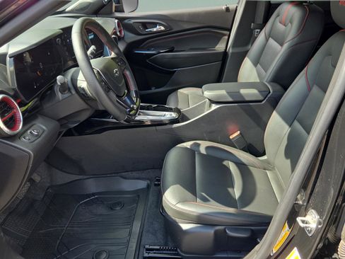 Used 2024 Chevrolet Trax RS w/ Sunroof Package FWD image 9