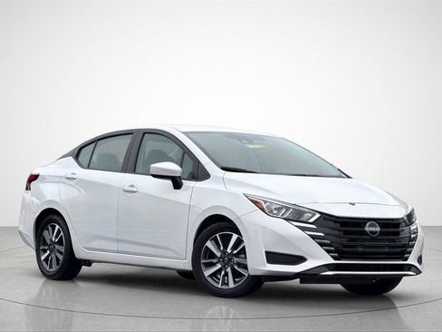 Used 2023 Nissan Versa SV image 2