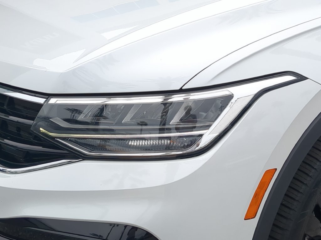 Certified 2023 Volkswagen Tiguan SE R-Line FWD image 7