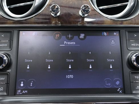 Used 2020 Bentley Bentayga Plug-In Hybrid AWD/4WD image 39