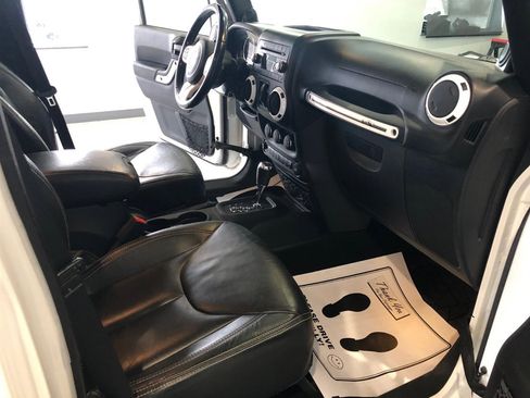 Used 2014 Jeep Wrangler Unlimited Sahara image 14