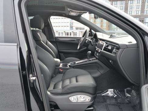 Certified 2026 Porsche Macan AWD/4WD image 22
