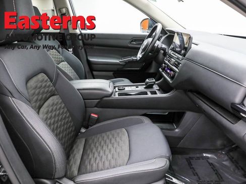 Used 2024 Nissan Pathfinder S image 24