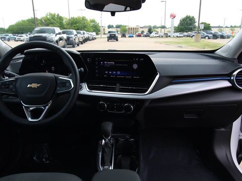 Used 2024 Chevrolet Trax LT w/ Driver Confidence Package FWD image 38
