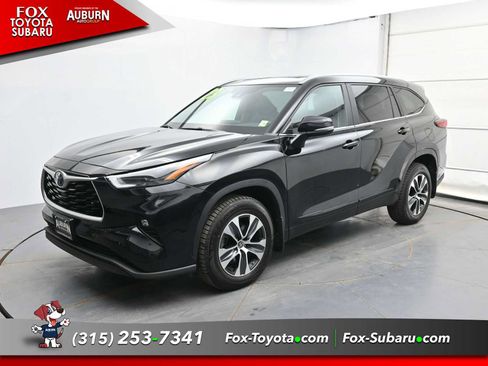 Used 2023 Toyota Highlander XLE AWD/4WD image 2