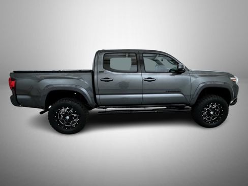 Used 2019 Toyota Tacoma SR5 w/ Four Season Floor Mat Package AWD/4WD image 4