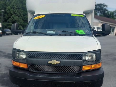 Used 2017 Chevrolet Express 4500 image 3