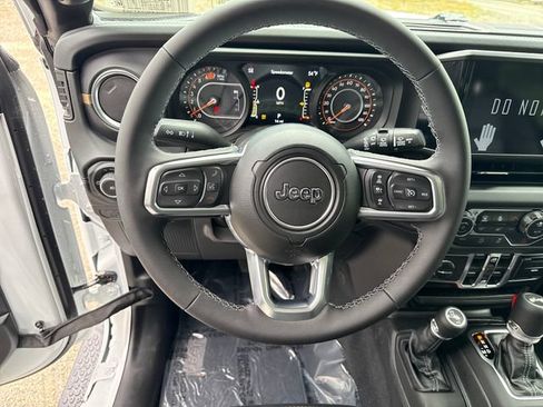 New 2026 Jeep Wrangler Unlimited Sahara AWD/4WD image 18