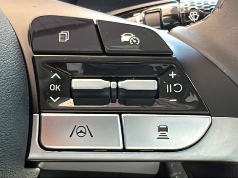 Certified 2025 Hyundai Elantra Limited FWD image 25