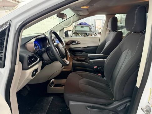 Used 2021 Chrysler Voyager L FWD image 7