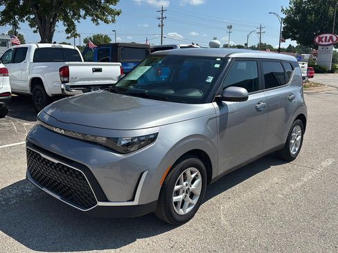Used 2025 Kia Soul LX w/ LX Technology Package FWD image 3