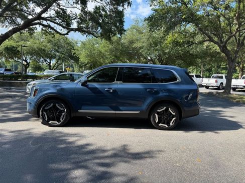 Used 2023 Kia Telluride EX w/ EX Captain's Chair Package image 9