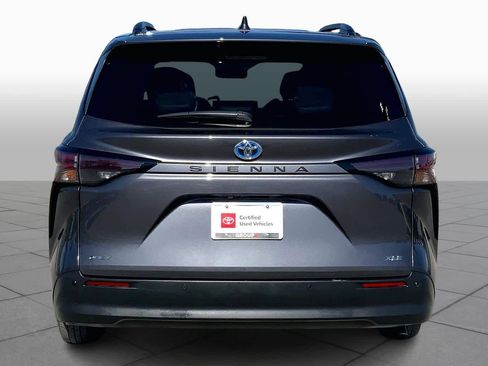 Used 2025 Toyota Sienna XLE image 4