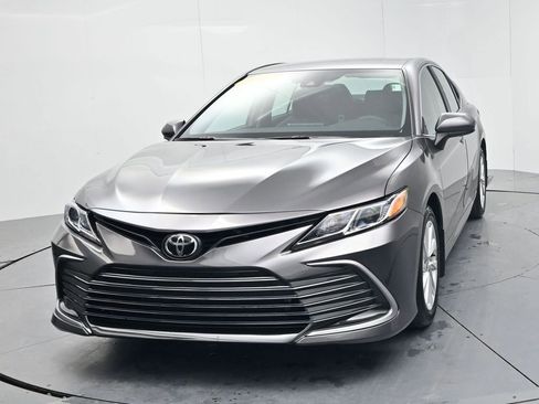 Used 2021 Toyota Camry LE image 3