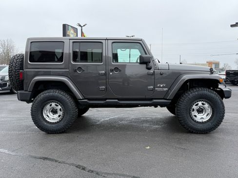 Used 2018 Jeep Wrangler Unlimited Sahara w/ Connectivity Group image 9