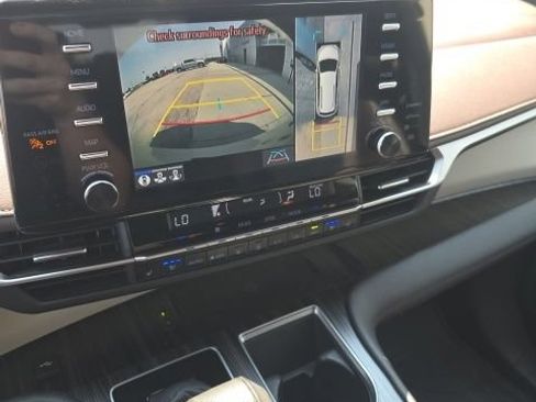 Used 2023 Toyota Sienna Platinum FWD image 16