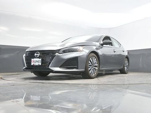 Used 2025 Nissan Altima 2.5 SV FWD image 47
