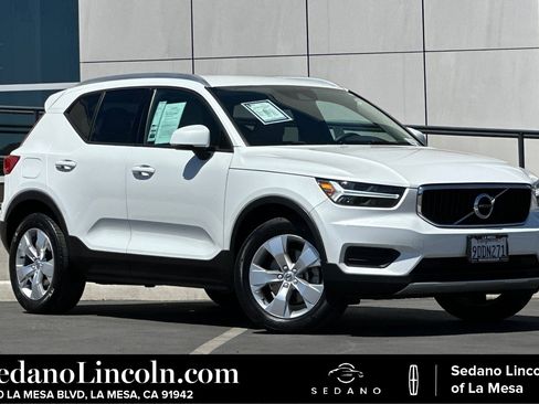 Used 2022 Volvo XC40 T5 Momentum image 1